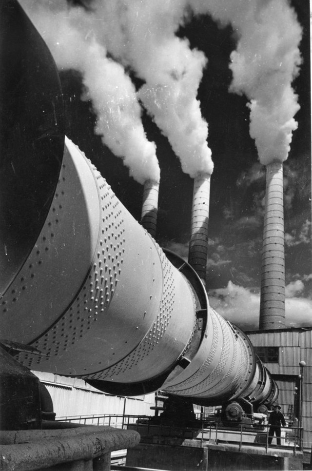 “Concrete Factory”, Vsevolod Tarasevich, 1954

Sau khi chiến đấu trong Thế Chiến II, Vsevolod Tarasevich quay trở lại làm một nhiếp ảnh gia của tạp chí Ảnh Liên Xô. Phần lớn các tác phẩm của ông thể hiện những thành tựu của khoa học và công nghệ. Trong ảnh là một nhà máy xi măng.