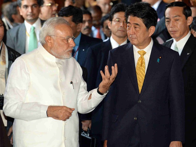 
Thủ tướng Ấn Độ Narendra Modi (trái) và Thủ tướng Nhật Shinzo Abe
