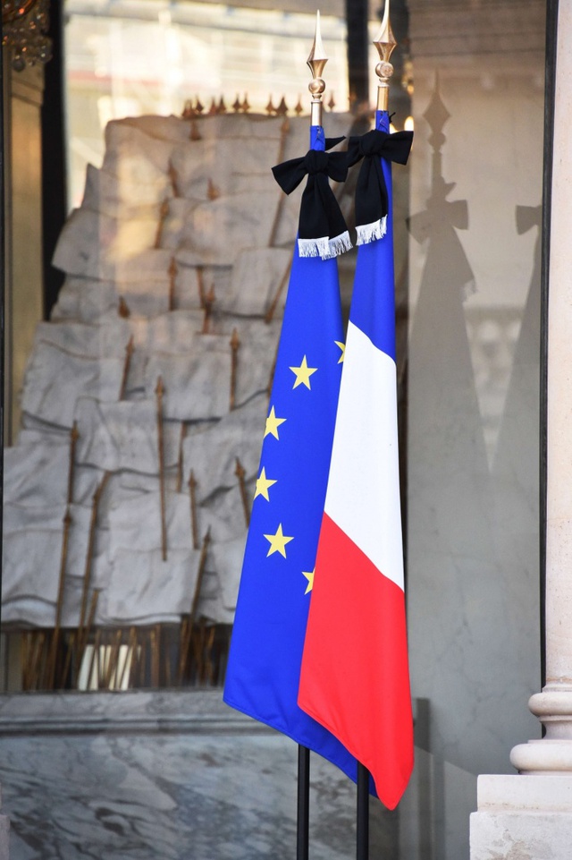 Băng đen buộc trên các là cờ ở Điện Elysée.