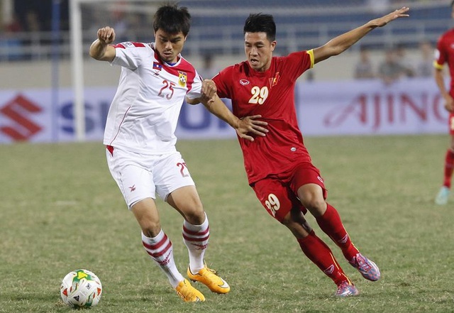 Tiền vệ Huy Hùng (phải) trong màu áo ĐTVN thi đấu tại AFF Cup 2014.