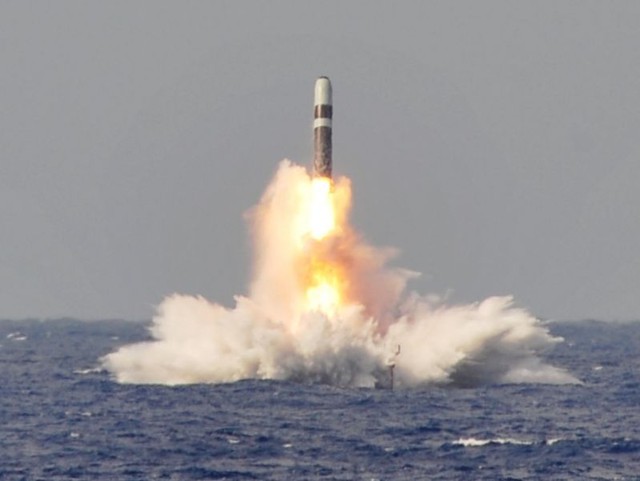 Tên lửa đạn đạo xuyên lục địa phóng từ tàu ngầm UGM-133 Trident II.