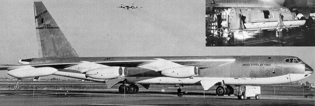 
RB-52B và khối trinh sát có vỏ bọc lắp dưới khoang bom
