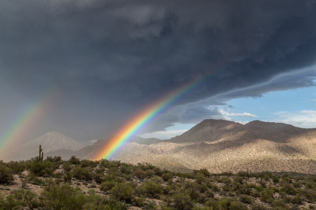 Cầu vồng kép xuất hiện sau một cơn bão ở Kingman, bang Arizona, Mỹ.