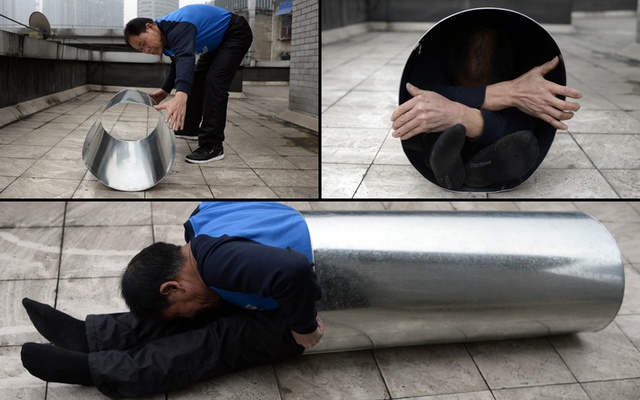 Người đàn ông ở thành phố Trùng Khánh, Trung Quốc, có khả năng uốn dẻo kỳ diệu khi tự gập cơ thể qua chiếc ống có đường kính 40 cm.