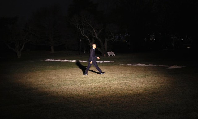 Tổng thống Mỹ Barack Obama đi bộ từ chuyên cơ Marine One vào Nhà trắng ở thủ đô Washington.