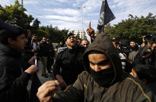 Cảnh sát Hamas đẩy lùi cuộc biểu tình của nhóm Salafists Palestine, nhằm phản đối việc in các ấn bản châm biếm hình nhà tiên tri Mohammed của tuần báo Charlie Hebdo trên đường đến Trung tâm Văn hóa Pháp ở thành phố Gaza.