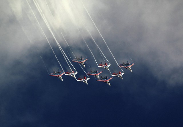 Năm 2004, đội bay Hiệp sĩ Nga và Chim én lập kỷ lục thế giới khi bay theo đội hình kim cương với 9 máy bay (bao gồm 5 chiếc Su-27 và 4 chiếc MiG-29).