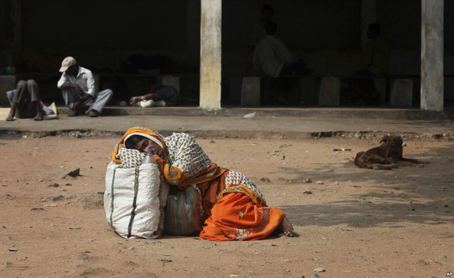 Người thân của một bệnh nhân nghi nhiễm virus cúm lợn, nằm nghỉ trên sân của bệnh viện Gandhi ở Hyderabad, Ấn Độ.