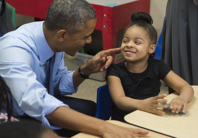 Tổng thống Mỹ Barack Obama ngưỡng mộ má lúm đồng tiền của một học sinh ở Lawrence, bang Kansas.