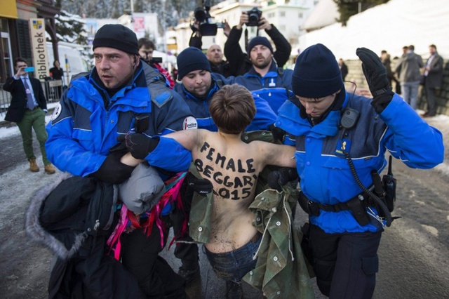 Cảnh sát bắt giữ người đẹp ngực trần của nhóm Femen, biểu tỉnh  bên ngoài Diễn đàn kinh tế thế giới ở Davos, Thụy Sĩ.