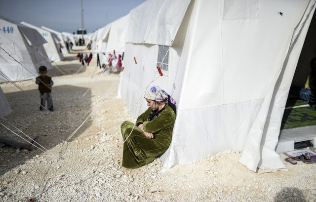 Người tị nạn Syria ngồi cạnh lều của mình tại trại tị nạn của Liên Hợp Quốc ở thị trấn Sanliurfa, Thổ Nhĩ Kỳ.