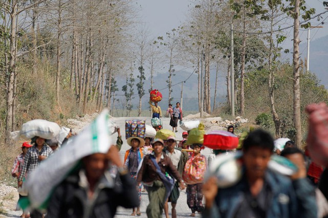 Mọi người sơ tán khỏi khu vực xảy ra bạo loạn ở Laukkai, Myanmar.