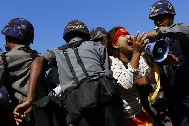 Cảnh sát bắt giữ một sinh viên tham gia cuộc biểu tình phản đối luật giáo dục mới ở Letpadan, Myanmar.