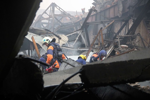 Lực lượng cứu hộ tích cực làm việc tại hiện trường vụ cháy chợ ở thành phố Kazan, Nga. Các quan chức cho biết ít nhất 5 người thiệt mạng trong vụ hỏa hoạn này.