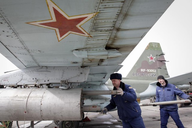 Quân nhân lắp tên lửa không đối đất lên máy bay chiến đấu Sukhoi Su-25 trong một cuộc tập tại vùng Stavropol, Nga.