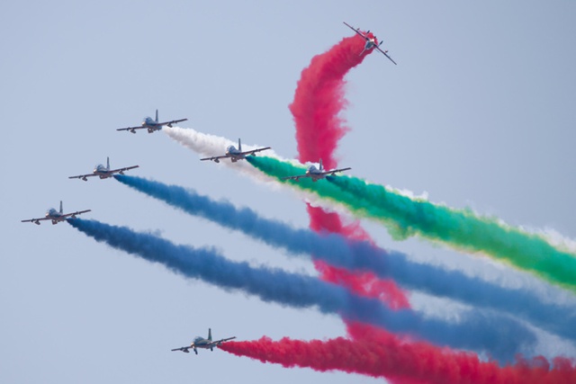 Đội bay biểu diễn của Không quân Các tiểu vương quốc Ả-rập thống nhất trình diễn tại triểm lãm hàng không quốc tế Langkawi ở Langkawi, Malaysia.