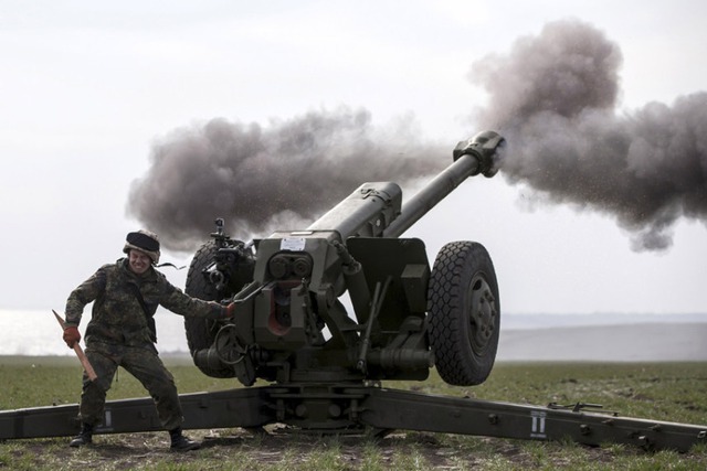 Lính tình nguyện Ukraine tham gia diễn tập bắn pháo tại ngôi làng Urzuf, phía tây thành phố cảng Mariupol, Ukraine.