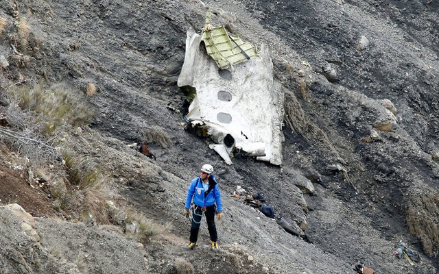 Nhân viên tìm kiếm cứu hộ có mặt tại hiện trường máy bay Airbus A320 của hãng hàng không Germanwings rơi tại núi Alps, Pháp.