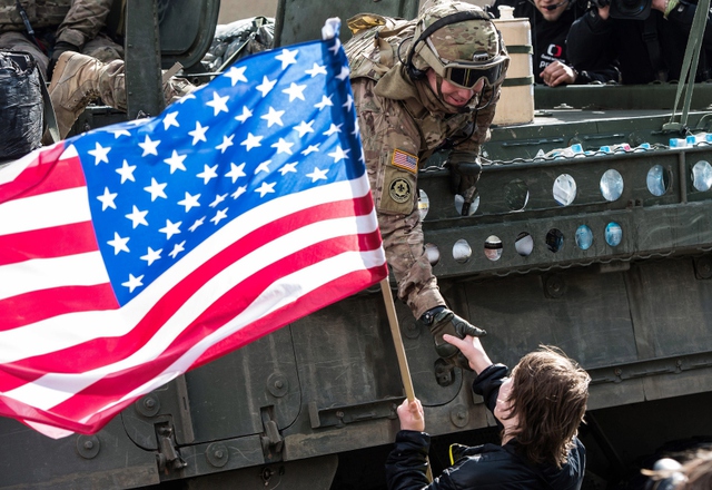 Quân đội Mỹ được chào đón tại một căn cứ quân sự ở Prague, CH Czech.