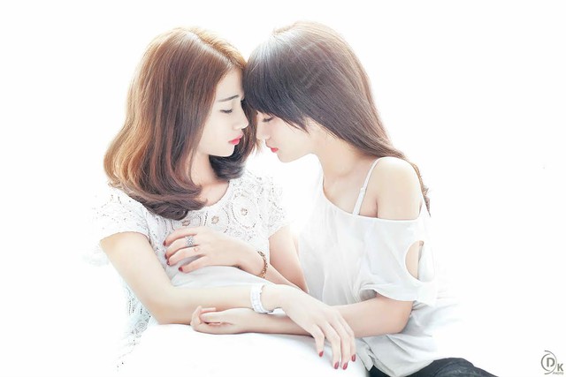 Vốn là những mẫu ảnh khá nổi ở Hàn Nội nên cả 2 cô gái trẻ xinh đẹp này đều thể hiện khá tốt cảm xúc trong bộ ảnh này.