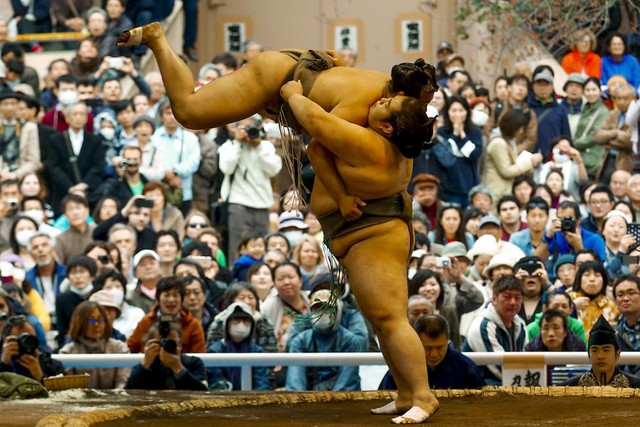 Một trận đấu vật sumo tại ngôi đền Yasukuni ở Tokyo, Nhật Bản.