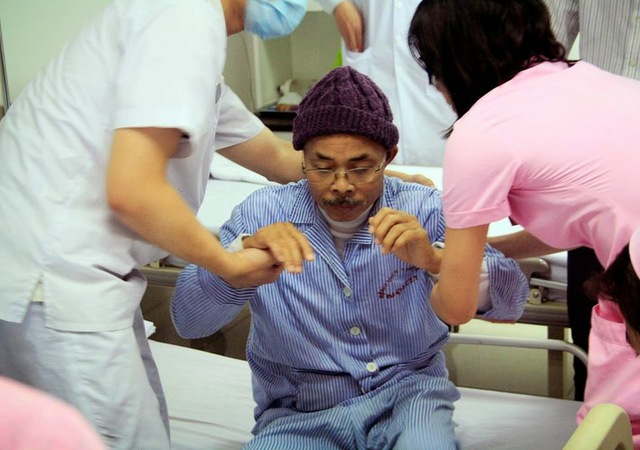 Mặc dù đã trải qua 1 đợt xạ trị, nhưng bệnh của Hán Văn Tình không thuyên chuyển. Đầu năm 2015, anh nhập viện trong tình trạng phải cấp cứu. Thời điểm này, Chu Văn Quềnh yếu ớt, hom hem thấy rõ do bị bệnh tật hành hạ.
