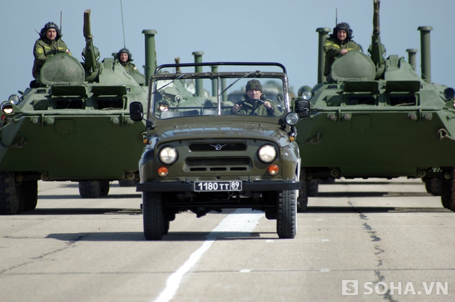Hơn 2.000 quân nhân sẽ tham gia vào lễ duyệt binh Ngày Chiến thắng tổ chức tại trung tâm thành phố Sevastopol. Lễ duyệt binh sẽ chia theo 2 mốc thời gian: Lịch sử và Hiện đại. (Trong ảnh: Xe bọc thép BTR-80 trong cuộc tập dượt).