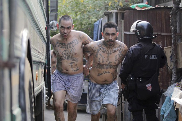 Các thành viên của băng nhóm tội phạm Barrio 18 được cảnh sát áp giải tới nhà tù San Francisco Gotera ở El Salvador.