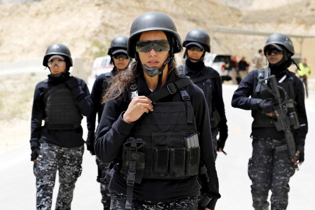 Thành viên của đội nữ cảnh sát bán quân sự Jordan tham gia cuộc thi Quân nhân tranh tài lần thứ 7 tại Amman, Jordan.