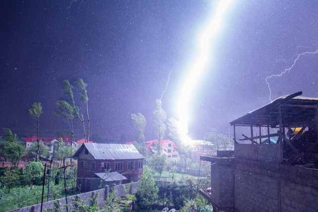 Sét đánh sáng lóa bầu trời trong một trận mưa giông ở thành phố Srinagar, Ấn Độ.