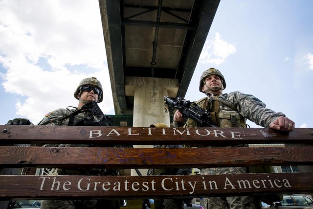Lực lượng vệ binh quốc gia được triển khai để ngăn chặn người biểu tình trên phố E. Pratt St. ở Baltimore, Maryland, Mỹ.