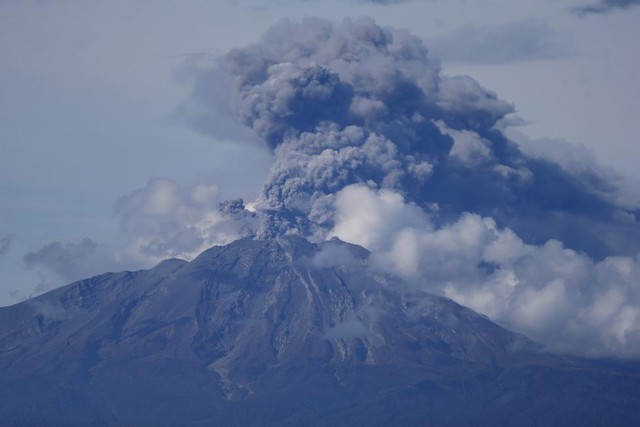 Tro bụi đen kịt phun trào lên từ miệng núi lửa Calbuco gần thị trấn Puerto Varas, Chile.