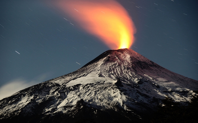 Dung nham nóng đỏ phun trào từ miệng núi lửa Villarrica ở Chile.