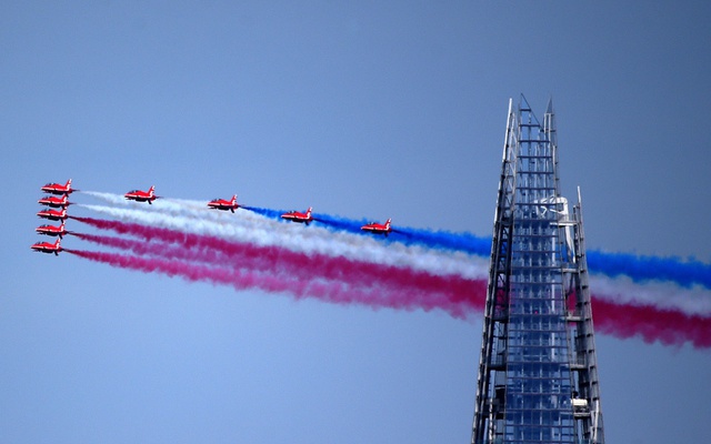 Phi đội Red Arrows của Không quân Hoàng gia Anh  bay biểu diễn trên bầu trời London nhân kỷ niệm 70 năm chiến thắng phát xít.