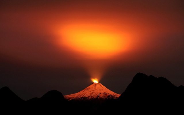Ánh sáng rực rỡ phát ra từ miệng núi lửa Villarrica đang hoạt động gần thị trấn Pucon, Chile.