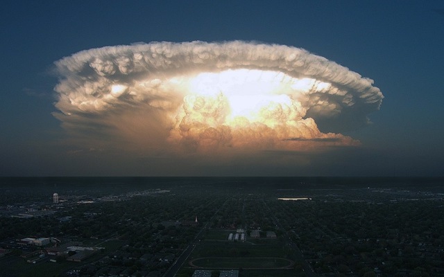 Một trận bão Supercell bao phủ bầu trời trông như một vụ nổ hạt nhân gần thành phố Lubbock, Texas, Mỹ. Supercell là một hiện tượng bão hiếm gặp, với những đám mây xoay liên tục theo chiều thẳng đứng kèm theo mưa đá, gió lớn và sét.