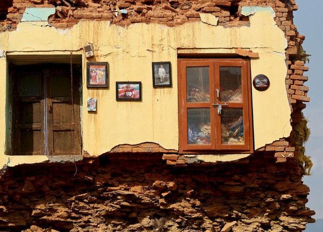 Những khung ảnh vẫn nằm trên tường của một ngôi nhà đã bị tàn phá do động đất ở Sindhupalchowk, Nepal.