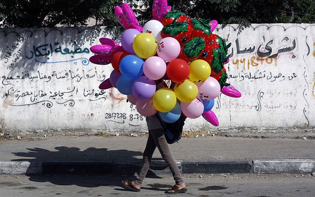 Một người Palestine bán bóng bay dạo trên đường phố ở thành phố Gaza.