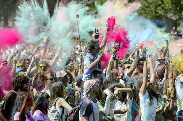 Mọi người ném bột màu vào nhau trong lễ hội sắc màu ở Yverdon-les-Bains, Thụy Sĩ.