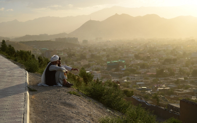 Người dân Afghanistan ngắm nhìn thành phố Kabul từ trên đỉnh đồi Wazir Akbar Khan.