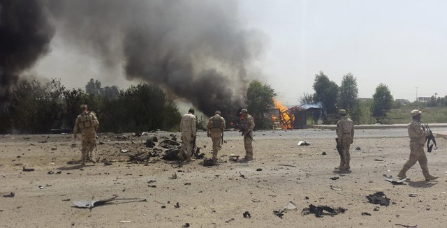 Lực lượng an ninh Iraq kiểm tra hiện trường một vụ đánh bom bằng xe hơi ở ngoại ô tỉnh Diyala.