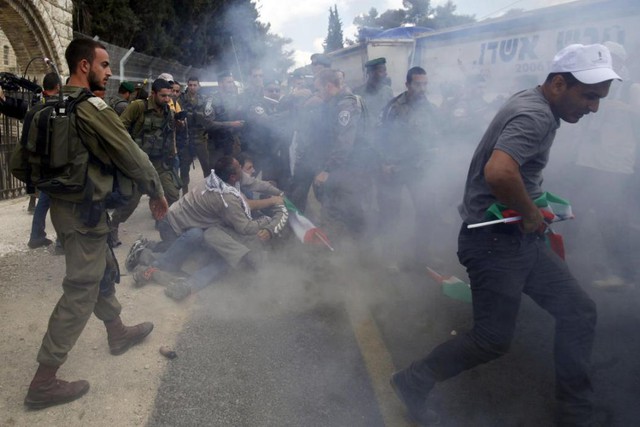 Cảnh sát biên giới Israel đụng độ với những người biểu tình Palestine gần trại tị nạn al-Aroub, Bờ Tây.