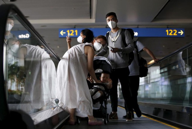 Hành khách đeo khẩu trang để tránh lây nhiễm virus MERS tại sân bay quốc tế ở thành phố Incheon, Hàn Quốc.