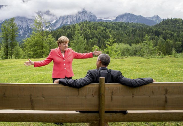 Thủ tướng Đức Angela Merkel nói chuyện với Tổng thống Mỹ Barack Obama bên ngoài lâu đài Elmau gần Garmisch-Partenkirchen, Đức.