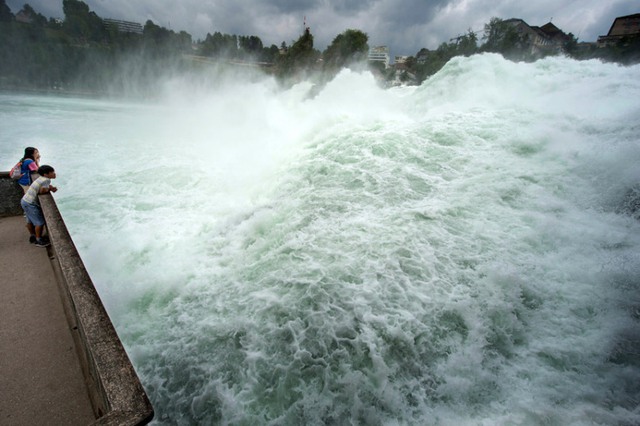 Du khách chiêm ngưỡng thác nước Rhine ở Neuhausen, Schaffhause, Thụy Sĩ.