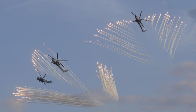 Máy bay trực thăng Mi-28 của quân đội Nga trình diễn phóng pháo sáng tại Triển lãm quân sự quốc tế 2015 tại Kubinka, Nga.