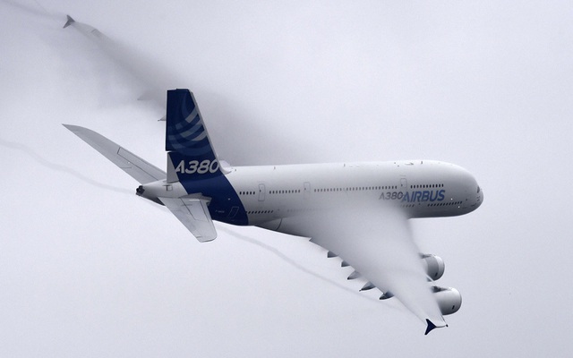 Máy bay Airbus A380 trình diễn tại triểm lãm hàng không quốc tế Paris tại sân bay Le Bourget, Pháp.