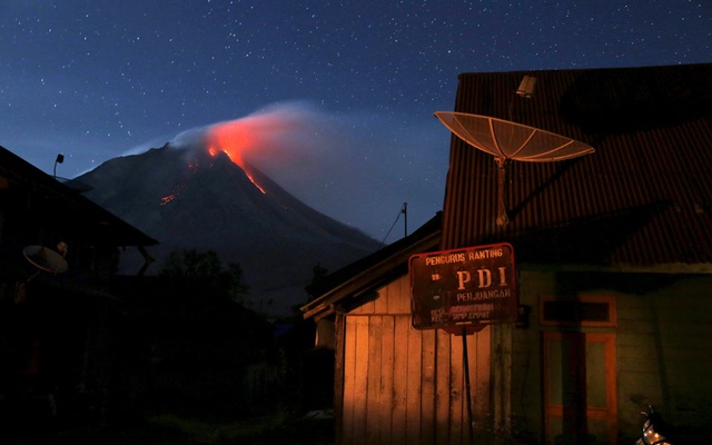 Núi lửa Sinabung phun trào dung nham trong đêm tối gần ngôi làng Beras Tepu ở tỉnh North Sumatra, Indonesia.