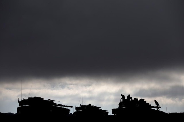 Binh sĩ Israel làm việc trên xe tăng trong một cuộc tập trận tại Cao nguyên Golan, giáp biên giới với Syria.