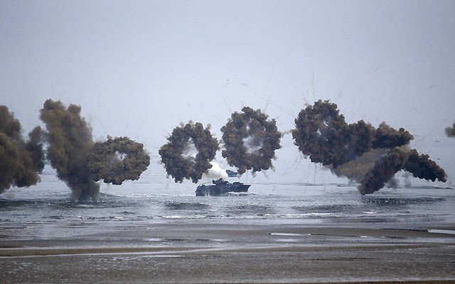 Phương tiện tấn công lưỡng cư của Lính thủy đánh bộ Hàn Quốc phóng bom khói khi chuẩn bị đổ bộ trong một cuộc tập trận ở Taean.